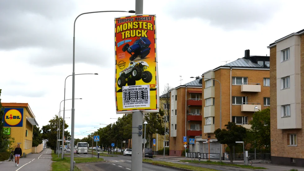 Monster truck-showen fick ut sin reklam trots förbudet. Nu har de fått ett föreläggande att plocka ner skyltarna. 
