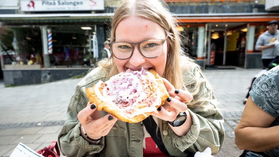 PT:s reporter Carolina Bengtsson hugger in på en langos. PT har testat festivalmaten på årets Piteå dansar och ler.