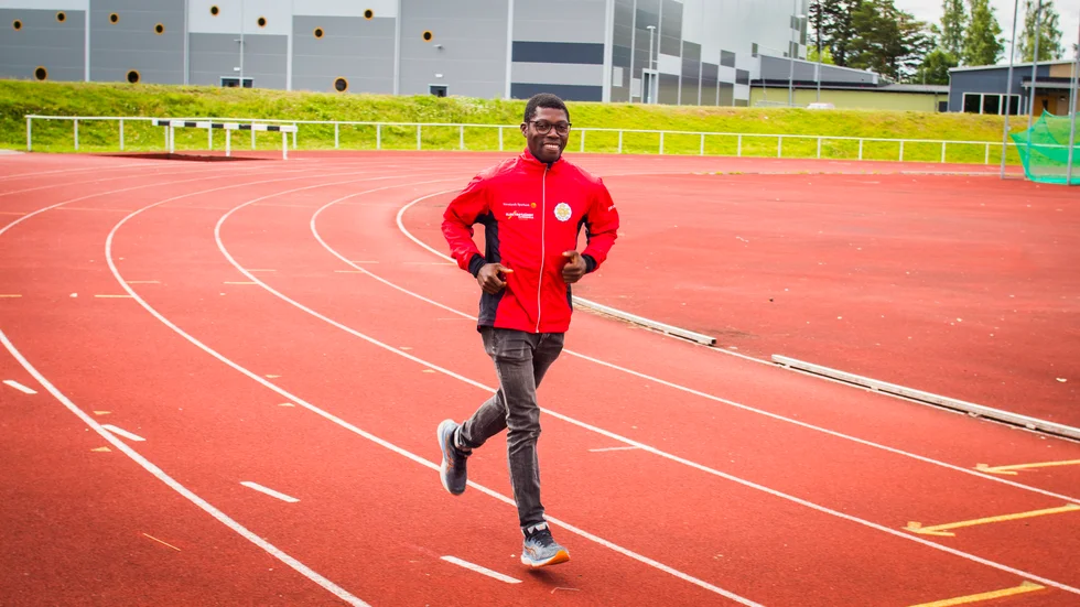 Desmond Amakye Cederberg är en van löpare, och ger sina bästa tips på hur man kommer igång med träningen.