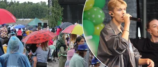 Blöta barn och paraplyer i mängder – Theoz showade i spöregn