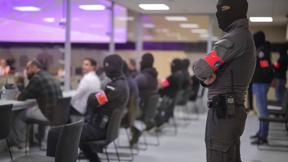 Rättegångssalen i Bryssel där polis vaktar de terroråtalade i väntan på juryns beslut på tisdagen.