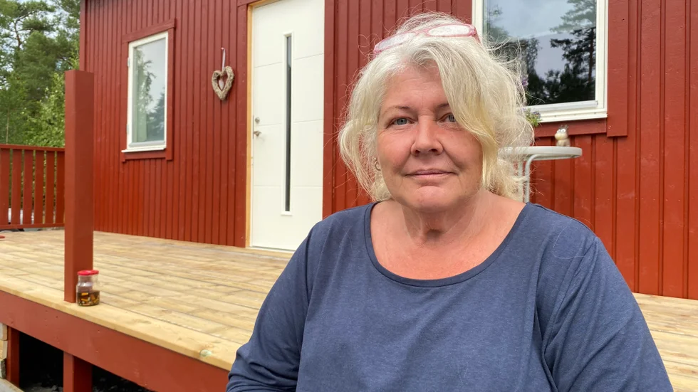 Anna Kihlbloms mamma fick vänta flera timmar på att få sin dagliga medicindos för smärtlindring.