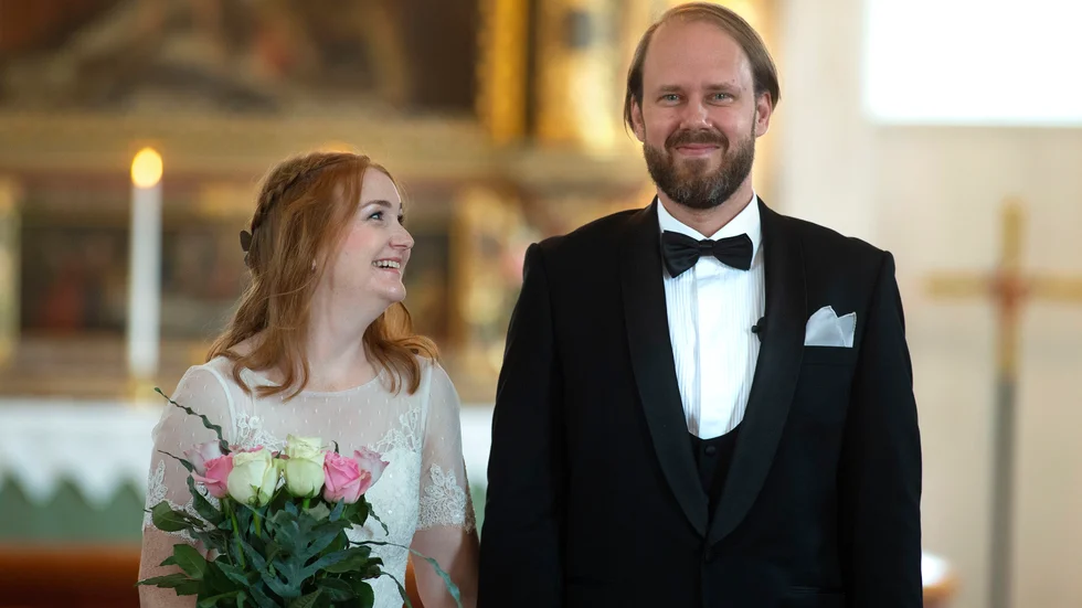 Caroline strålar av lycka när hon går ut ur kyrkan med sin nyblivna make Andreas. Paret kommer att ta efternamnet Berndtsson.