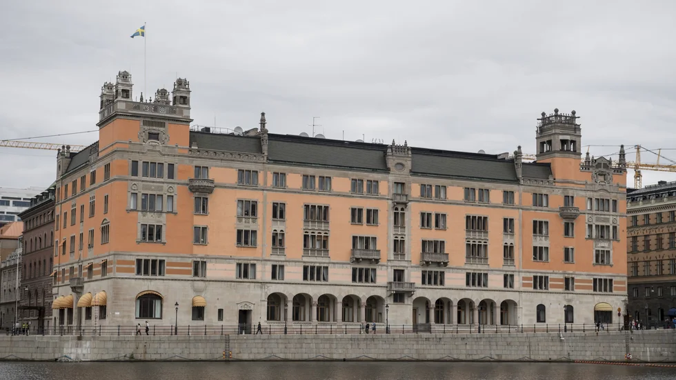 Regeringen bör initiera en översyn av regelverken kring personaladministration.