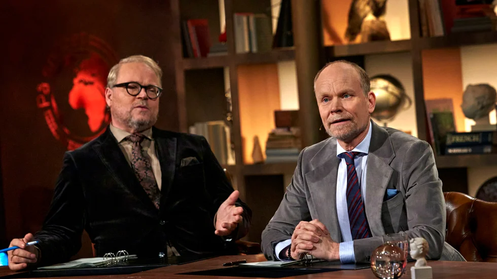 Domare Fredrik Lindström och programledare Kristian Luuk i "På spåret". Pressbild.