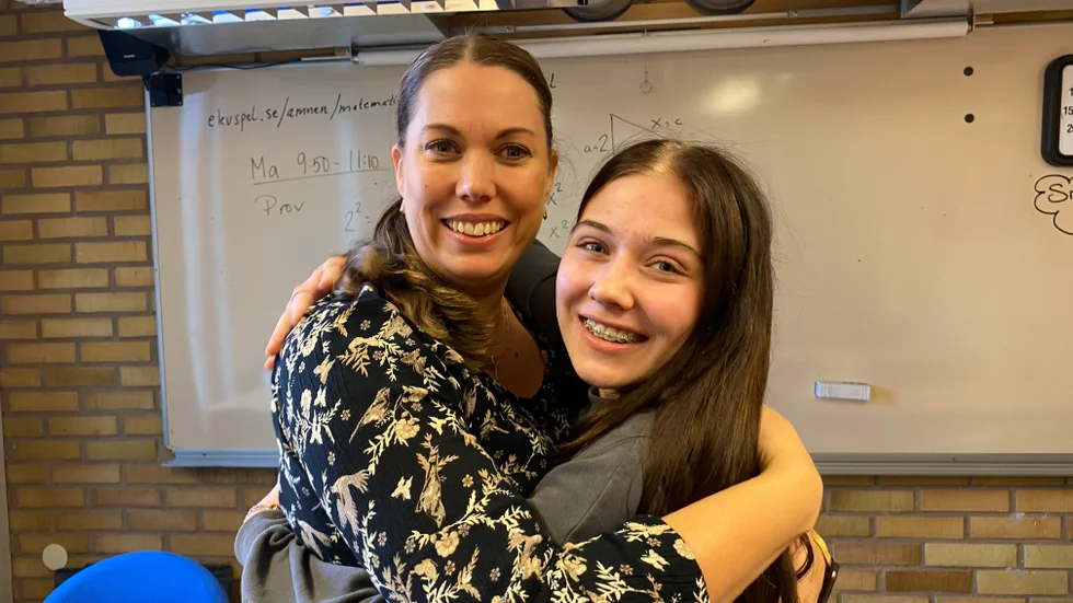 Kristina Nyström har just fått beskedet att hennes scoutkår, Ekumenia scout Åtvidaberg får utmärkelsen Årets förening. Hon får en spontankram av en av sina elever i klass 9 A, Ellen Lundqvist som verkligen förstår att hennes mattelärare får priset.