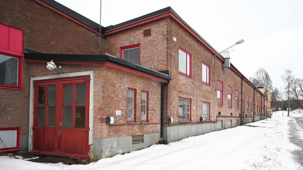 Sedan tidigare är planen att Skellefteå buss gamla lokaler på Norrböle ska rivas och att Norrvallagymnasiet ska byggas där. Men nu är det oklart när gymnasieskolan kan står klar.