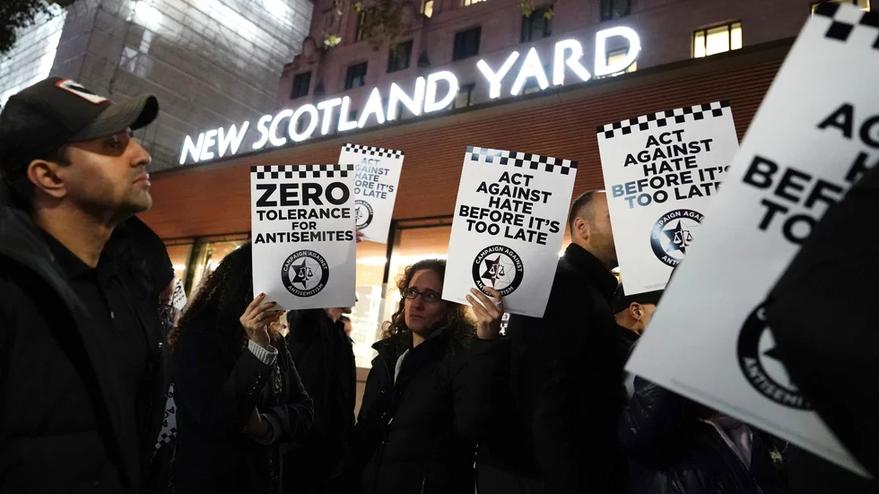 Människor samlades i London förra veckan för att kräva nolltolerans mot antisemitism.