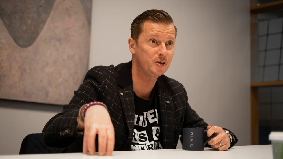 "White Lions är superviktiga för oss. De skapar en fantastisk stämning och bra drag på matcherna. Ger energi till spelarna. Men det här är inte att stötta laget, det är tvärtom. Jag vet inte vad man räknat med att få ut för effekt av det", säger LHC:s klubbdirektör Carl-Johan Stålhammar om White Lions tysta protest.