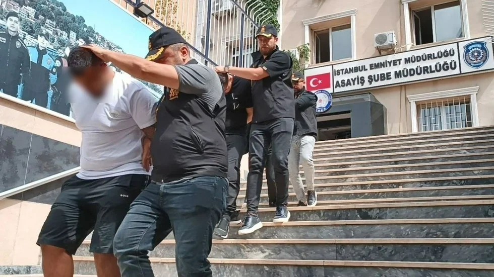 Svenskarna greps kort efter skjutningen vid ett café i Istanbul den 6 september i år. Nu har en av dem skjutits ihjäl, uppger Expressen.