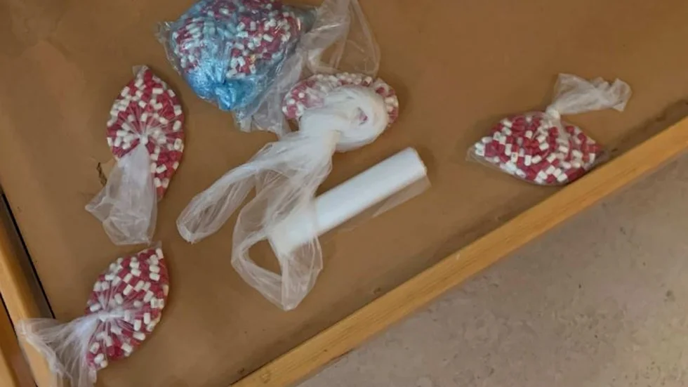 20-åringen erkänner narkotikabrott sedan drygt 900 kapslar med totalt 329 gram pregabalin hittats under hans madrass.