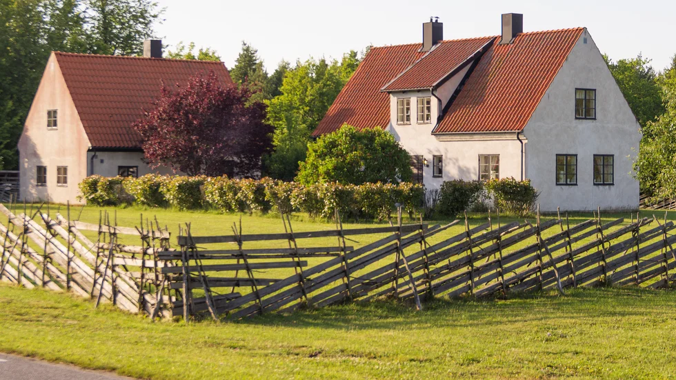 Gotlandsanpassat hus ritat av arkitekt Birger Andersson. Byggnadsnämnden såg detta som ett föredöme, staten med länsstyrelsen ansåg att det var fel att bygga på landet.