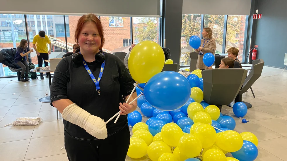 Lisa Trushyk från Kharkiv blåser med andra ukrainska ungdomar 2 000 ballonger inför Sverige - Ukraina.
