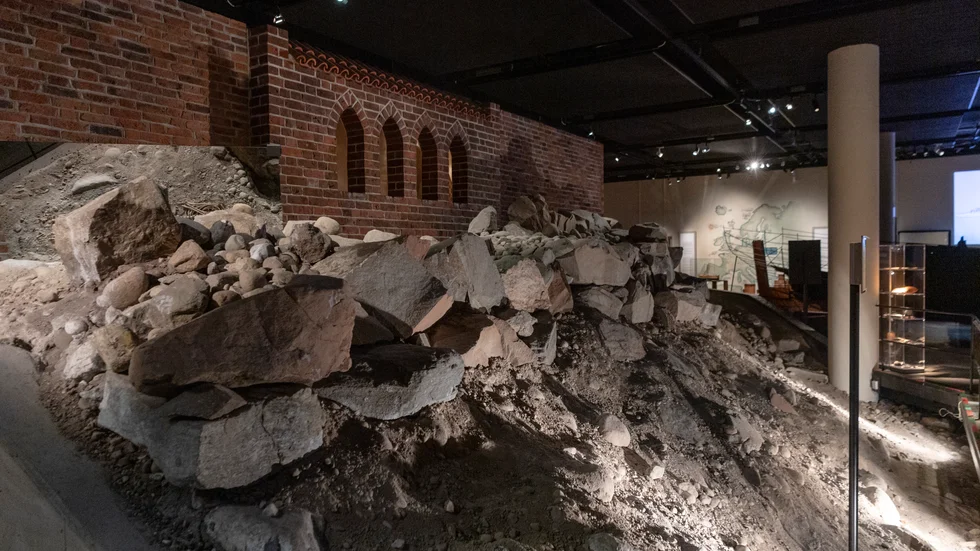 En kyrkogårdsmur som från omkring år 1300 användes utanför Helgeandshusets kyrkogård finns på Medeltidsmuseet.
