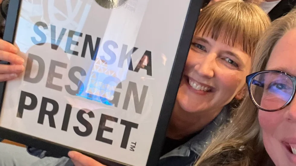 Ett av Agnes Dunders diplom för Svenska designpriset. Förutom tidningsformgivaren själv är tidningen Arkitektens chefredaktör Annika Jensfelt med i vinnarbilden.