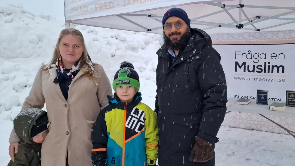 Sharon De Valk och hennes barn Luca och Vincenzo var några av de som som kom för att ställa frågor till imamen Rizwan Afzal från Luleå. 