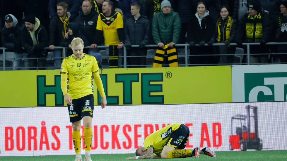 Sveinn Gudjohnsen och Sebastian Holmén deppar efter Degerfors 2–1-mål.