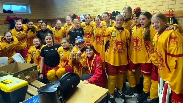 Upplands flickor har just skrällt och avancerat till semifinal i TV-pucken efter övertidsseger mot Södermanland. Här är omklädningsrummet efter den dramatiska matchen.