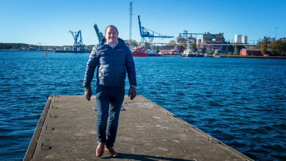 Oxelösund hamns vd Staffan Thelander berättar att det knappt lossas några bilar i Oxelösund. Trots det varslar Transportarbetareförbundet om blockad mot hantering av Teslabilar.