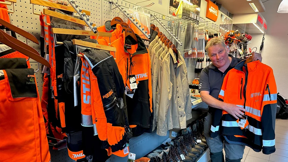    Hos Motorsport i Gamleby finns både skor, byxor, jackor och annan säkerhetsutrustning som gör röjningen säker. 
