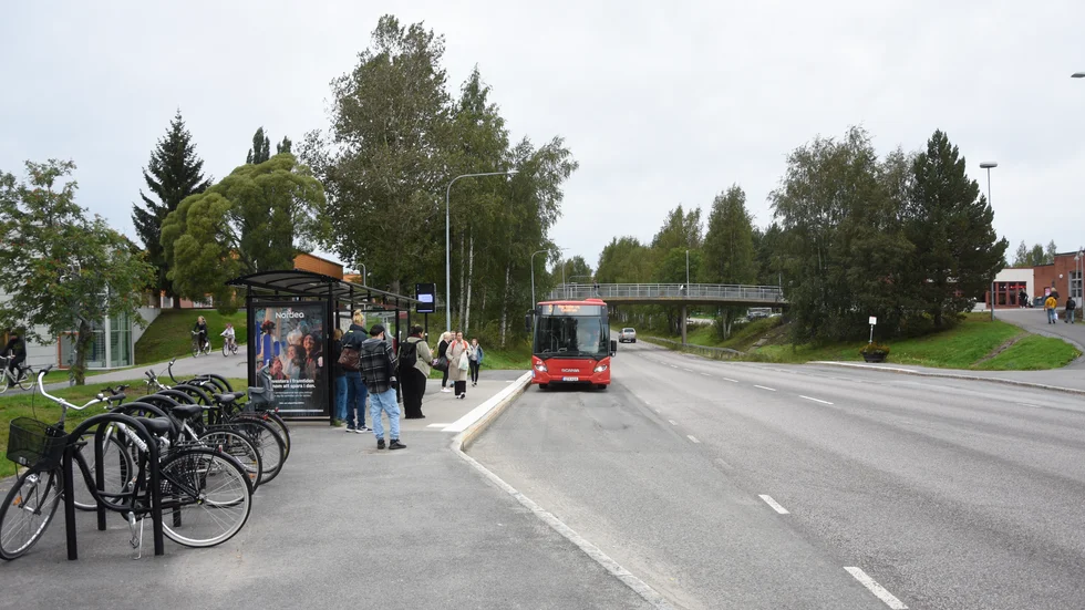 Hållplatsen Porsö centrum är LLT:s näst mest trafikerade hållplats, bara hållplats Smedjegatan har fler resenärer. I utvecklingsplanen föreslås att Porsövägen ska höjas upp. 