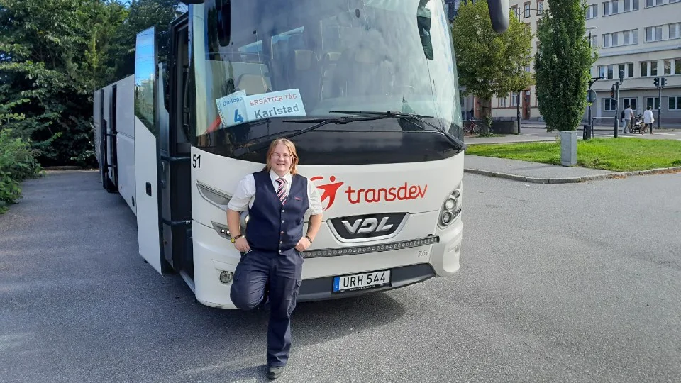 Alexandra Sjöberg på Transdev är en av deltagarna i tisdagens bussförar-SM-final. TIll vardags kör hon linjebuss i Eskilstuna, skolbuss, eller som här tågersättningsbuss.
