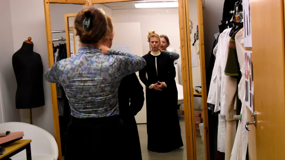 Alla 80 olika kostymer som kommer att användas i teaterföreställningen "Fanny och Alexander" sys inte upp.  "Det finns ett stort kostymförråd i Stockholm där man kan hyra kläder", säger Liv Pettersson. På bild är det skådespelaren Therése Lindberg som får prova ut en av sina kostymer.