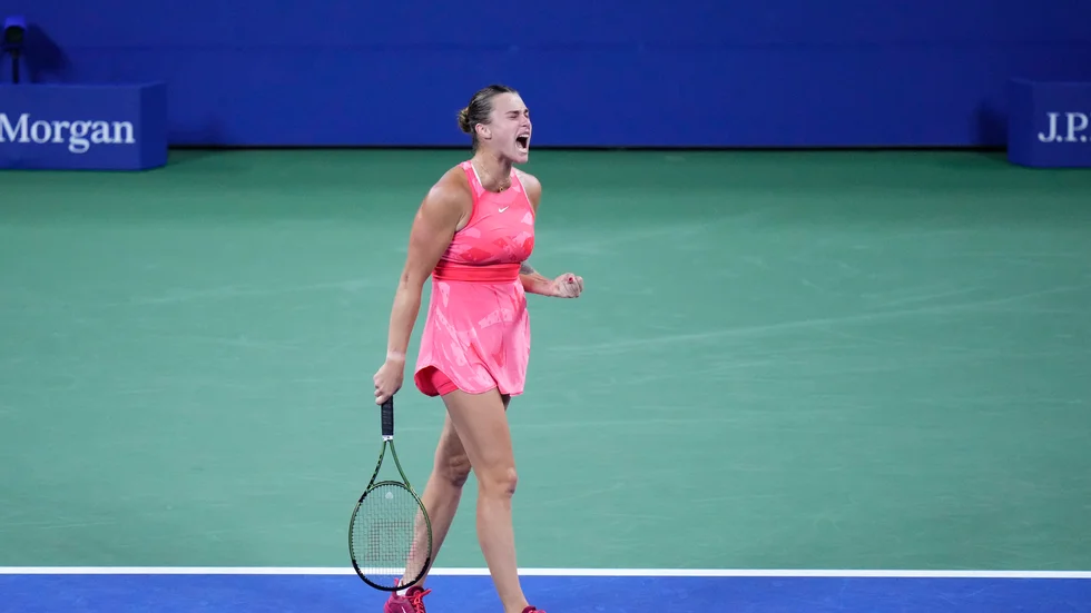 Belarusiska Aryna Sabalenka knyter näven i matchen mot belgiska Maryna Zanevska.