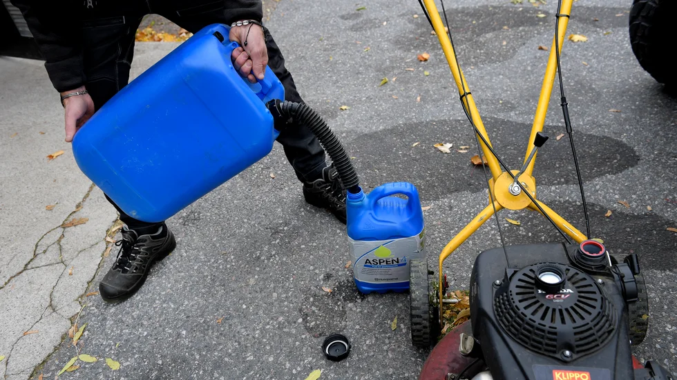 Fastighetsägarna blev efter klagomål ålagda att sluta klippa gräset.