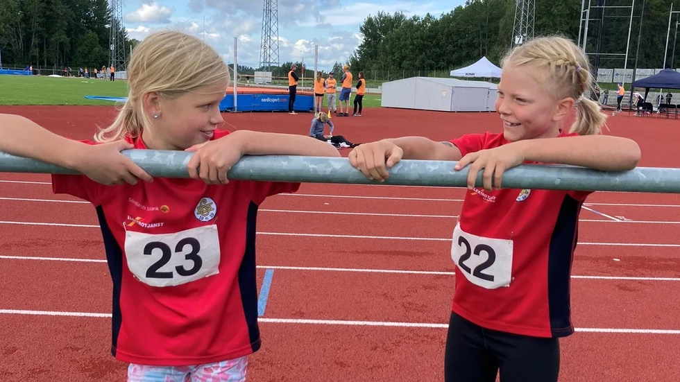Siri Lilja och Cecilia Hellberg från KSK friidrott hade roligt på Surbullespelen i Norrköping.