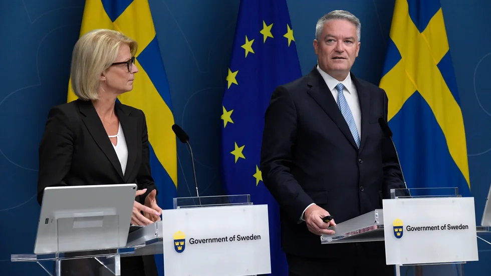 OECD:s generalsekreterare Mathias Cormann och finansminister Elisabeth Svantesson (M) på en pressträff tidigare i somras. Arkivbild.
