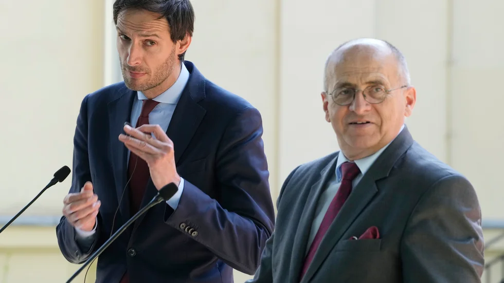 Nederländernas utrikesminister Wopke Hoekstra (vänster) blir ny klimatkommissionär i EU, här tillsammans med Polens utrikesminister Zbigniew Rau (höger). Arkivbild.