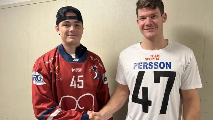 Gustaf Doktare hälsas välkommen till elitserien av IFK Motalas lagkapten Anders Persson.