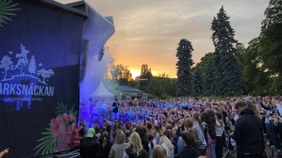 Hov1-spelningen i Stadsträdgården i Uppsala fick avbrytas efter att en ung åskådare behövde bäras ut av sjukvårdare.