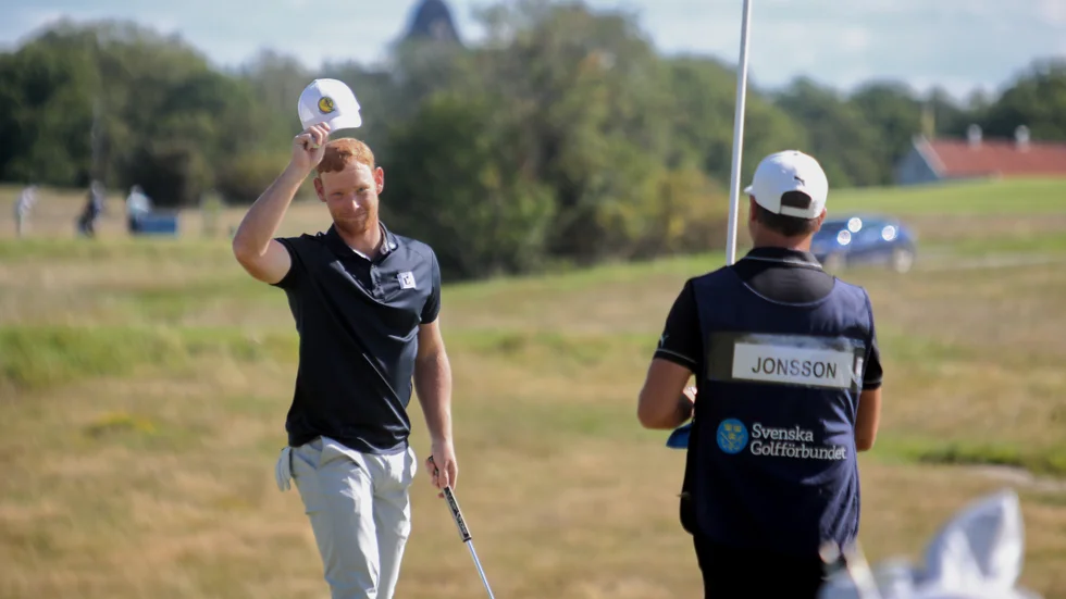 Linus Jonsson var mäkta nöjd med sin runda på Vesterby GK. 65 slag betyder en plats i den absoluta toppstriden efter första dagens spel. 