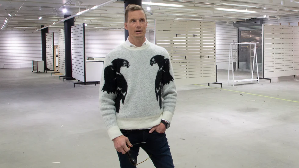 Daniel Nilsson håller på att inreda i deras nya butik. Den 20 september ska de vara ute från sina gamla lokaler. (Arkivbild)