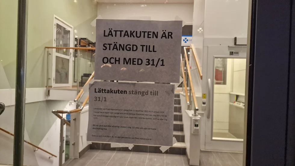 "Om du behöver få kontakt med oss, ring 0911-755 84. För sjukvårdsrådgivning dygnet runt, besök appen Min Vård Norrbotten, 1177.se eller ring 1177. Blir du akut sjuk eller allvarligt skadad, ring 112 eller sök upp närmaste akutmottagning", står det på dörren.