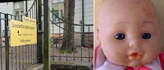 Barnet blev omhändertaget – då gick mamma till attack med docka