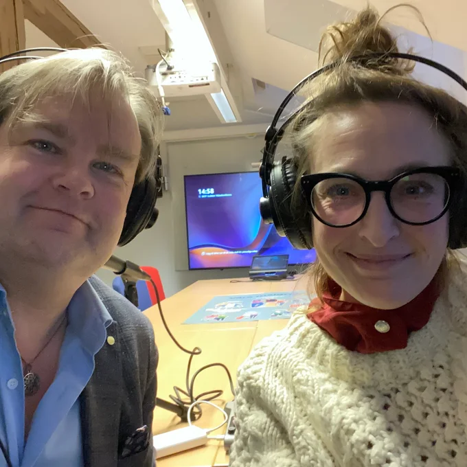 Radiosnack. Lovisa Lindstrand, uppvuxen med simning i Motala SS, är gäst i veckans Sportsnack hos Jens Bollius. Podden handlar om hur träning kan motverka en sjukdom, och hur lopp och målsättningar kan vara en drivkraft för träning.