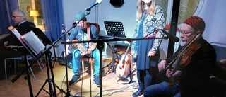Pubafton med folkmusik hos Åkerbäret