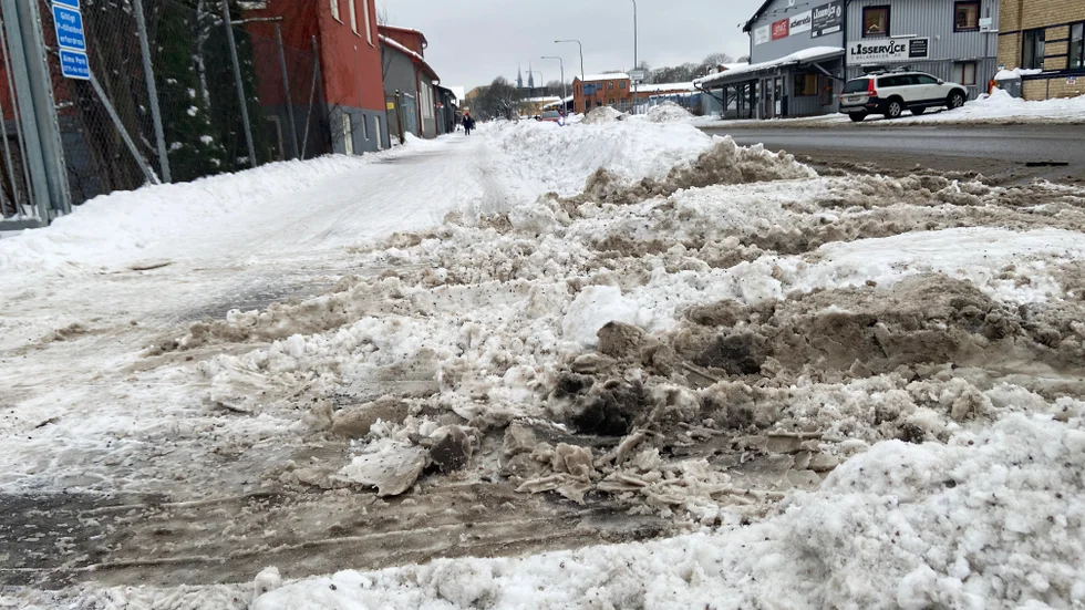 "Inte plogat till full bredd. Det är även ojämnt, moddigt och spårigt" står det i en felanmälan om Bergsbrunnagatan från den 1 december. Så här såg det ut den 11 december.