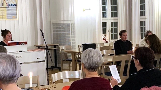 Sångkväll med julsånger på olika språk.