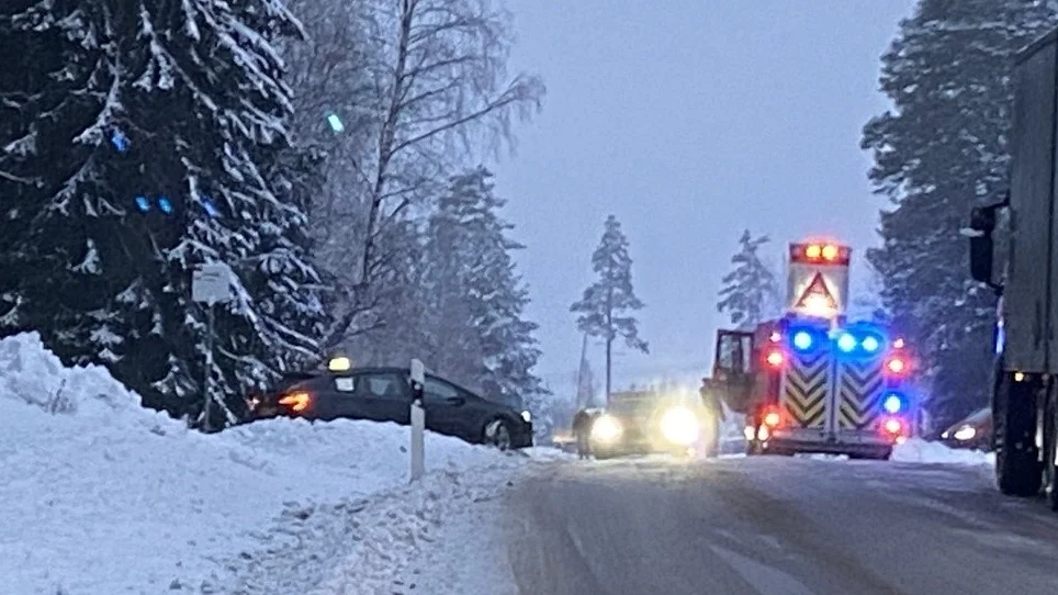Enligt vår reporter var det mycket halt vid olycksplatsen. Köer bildades när vägen stängdes av i samband med räddningsarbetet, men vid 08.45-tiden gick det åter att ta sig fram på väg 211.