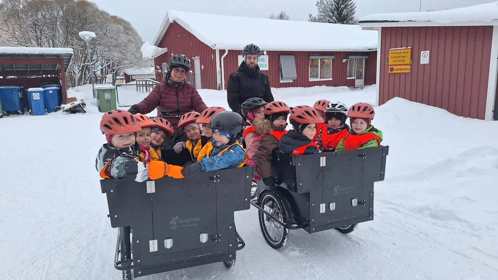 Pedagogerna Anci Thyni och Patrik Larsson vid Myrans förskola i Öjebyn är jättenöjda med sina ellådcyklar. "Det har öppnat upp hela kommunen för oss", säger Patrik Larsson.