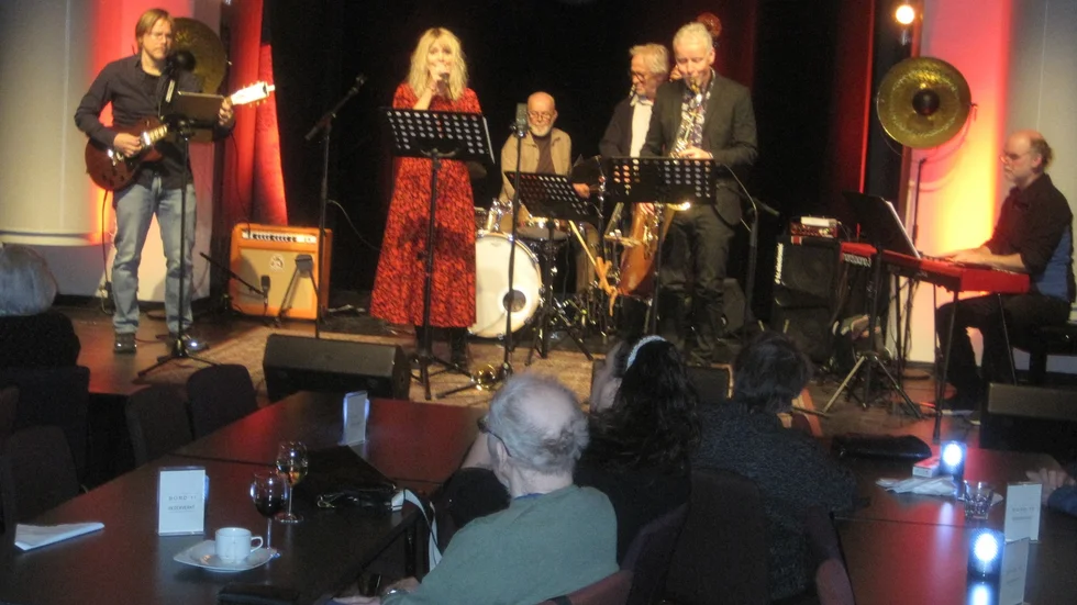 Nybildade Jazzmoore, Luleå/Piteå, premiärspelade på Lördagsjazz på Ebenezer. Från vänster: Stefan Söderlund, gitarr, Amanda Lindgren Clarin, sång och trumpet, Mats Danell, trummor, Tommy Skotte, bas, Gunnar Ullberg, saxofon och Johan Tegheim, piano.