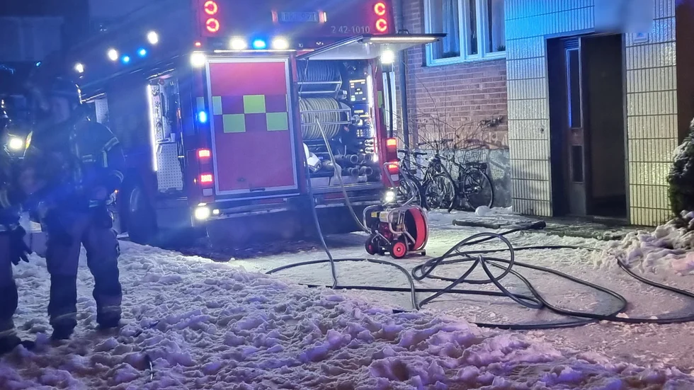 Räddningstjänsten släckte en brinnande barnvagn i fastigheten.