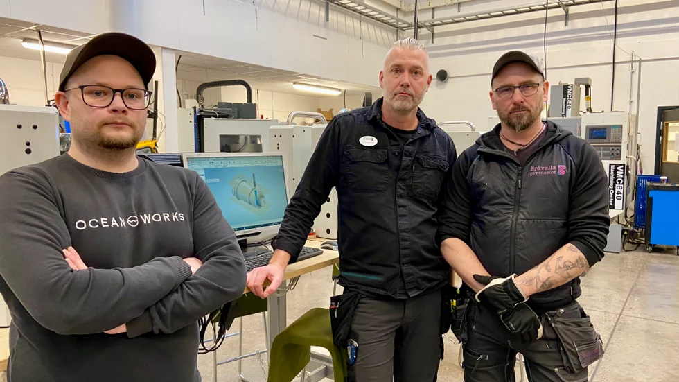 Tuomas Kumpala, vuxenelev på industriprogrammet och Linus Nordenberg och Stefan Törnqvist, yrkeslärare, tycker det är viktigt att vuxenutbildningen finns kvar. "Den är bra för integrationen och det är bra att blanda ungdomar och vuxna i verkstaden".