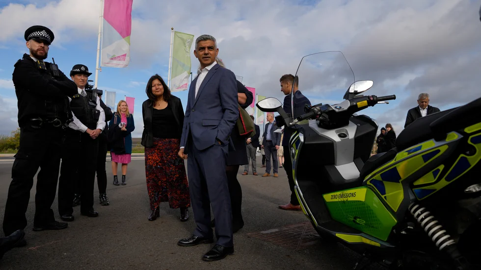 Sadiq Khan, i mitten, vid ett evenemang för att visa upp avgasfria räddningsfordon i London. Arkivbild.