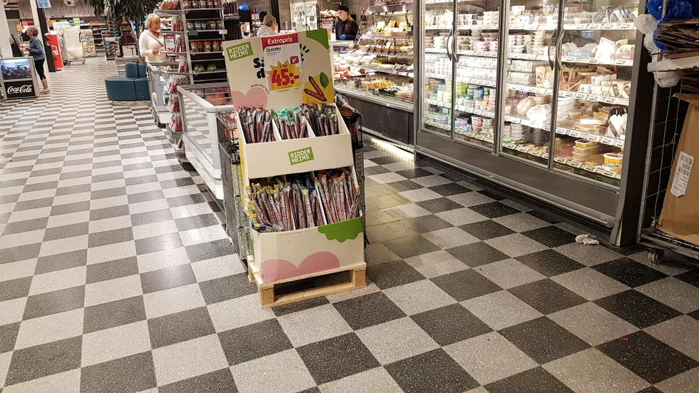 Här stod Ica Kvantums personal och delade ut två surströmmingsburkar per person. Men den tog slut vid niotiden. 