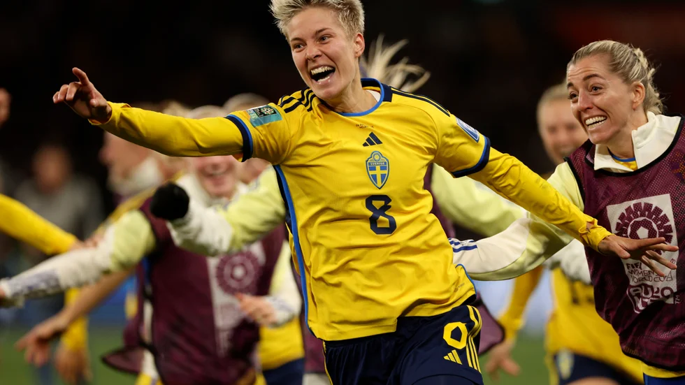 Lina Hurtig firar efter att ha satt dit den avgörande straffen mot USA i åttondelsfinalen av VM.